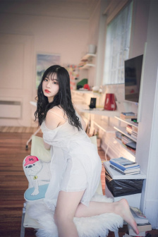 父母谈恋爱被女儿撞见瞬间害羞